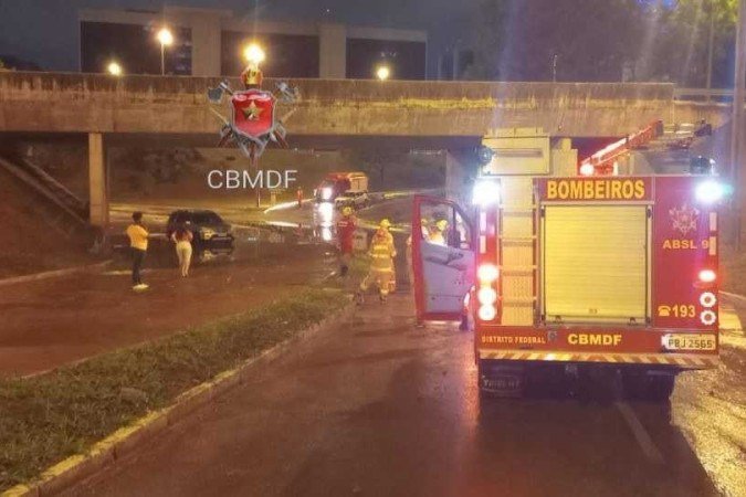 Na via S3, motoristas que passavam embaixo do viaduto da L2 Sul ficaram ilhados após a forte chuva. 