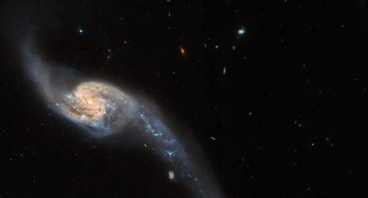 Hubble descubre un par de galaxias conectadas por un puente luminoso