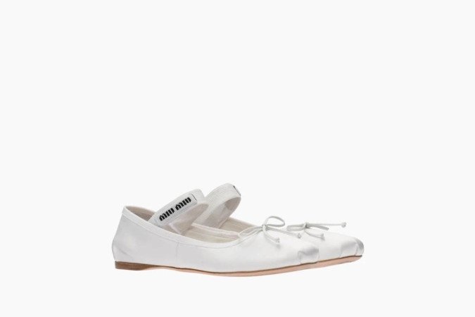 Sapatilha branca de cetim da marca Miu Miu inspirada no universo do balé
