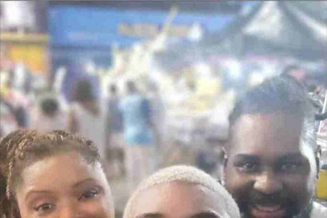 Jerônimo Rufino ao lado ao lado da família: sua esposa Juliana e o filho João Pedro