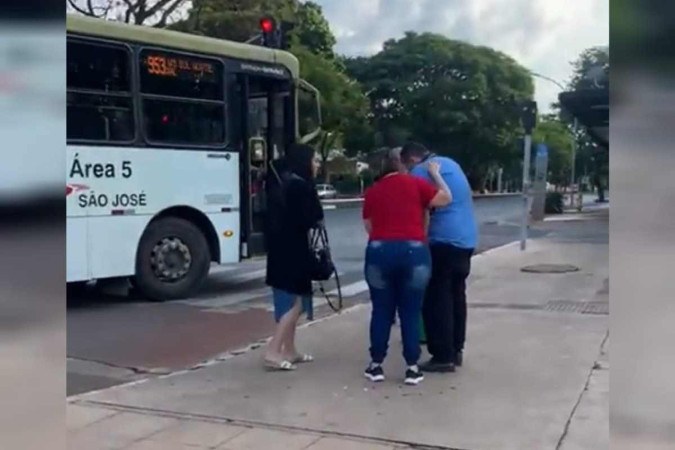 Casal briga em terminal de ônibus e polícia descobre que um deles