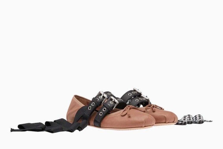 Sapatilha marrom em couro com fitas da marca Miu Miu