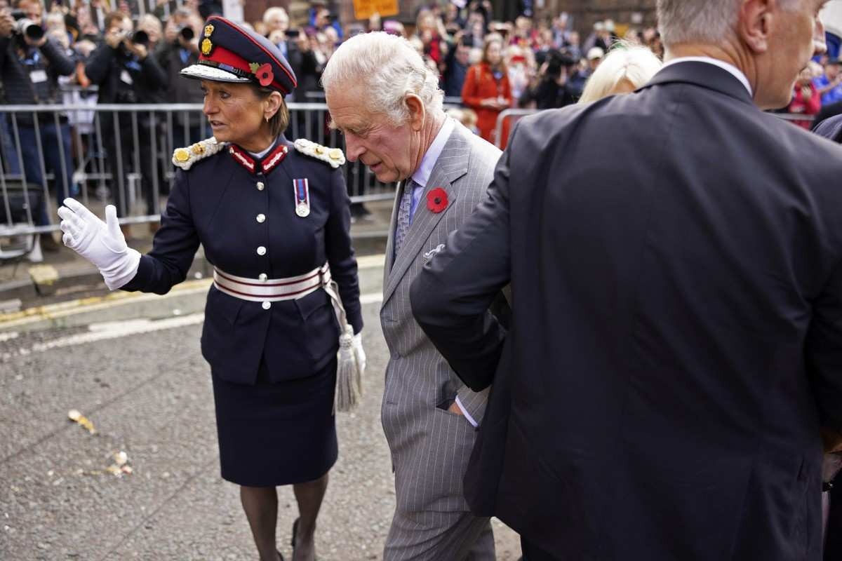 Homem é preso na Inglaterra por jogar ovos no rei Charles III