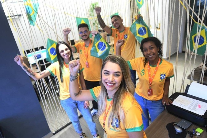 Funcionários da empresa Teixeira e Souza, em Brasília, já entraram de corpo e alma no clima da Copa do Mundo de futebol