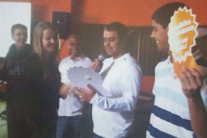 Com funcion&aacute;rios, celebrando resultados