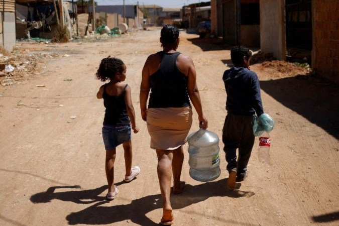 Crianças brasileiras já sofrem com riscos climáticos e ambientais, segundo a Unicef.
crédito: REUTERS
- Crianças brasileiras já sofrem com riscos climáticos e ambientais, segundo a Unicef.
crédito: REUTERS
-