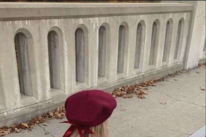 Modelo usa sapatilhas e polainas que remetem à estética do balletcore
