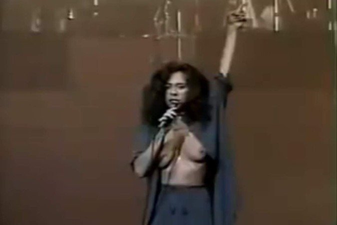 Gal Costa mostra os seios durante a performance de 