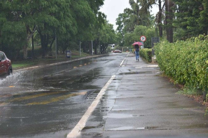 Temporal acompanhado de vento forte causa transtornos em Caxias do