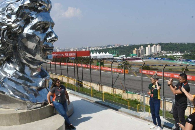 De frente para a reta principal, o busto em homenagem a Ayrton Senna, vencedor em Interlagos no ano de 1991, é uma das atrações do Grande Prêmio de São Paulo de Fórmula 1