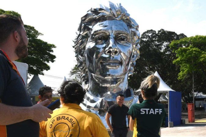 Público recorde na edição 2022 do Grande Prêmio de São Paulo da Fórmula 1 contemplará o novo busto em homenagem a Ayrton Senna, nas arquibancadas da reta principal do circuito