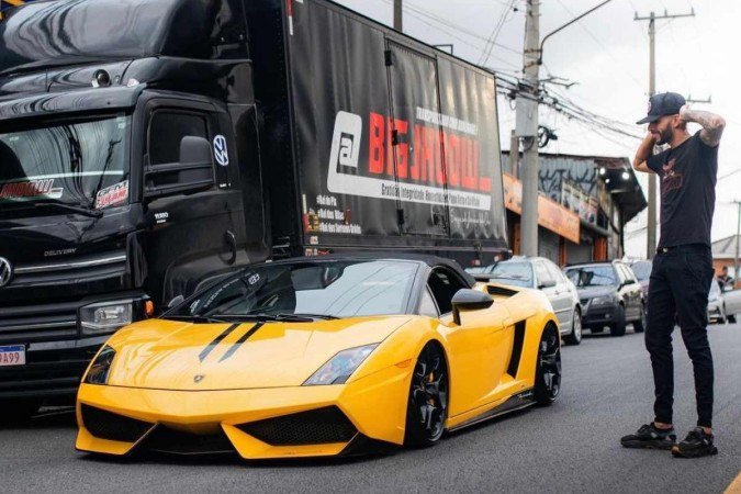 Um dos carros estava na cidade de Esmeraldas (MG), sob os cuidados de Elizeu Silva Cordeiro, conhecido como "Big Jhow". Com mais de um milhão de seguidores nas redes sociais, ele foi candidato a deputado estadual pelo Solidariedade-MG, neste ano, mas não se elegeu - (crédito: Divulgação/PCDF) Um dos carros estava na cidade de Esmeraldas (MG), sob os cuidados de Elizeu Silva Cordeiro, conhecido como "Big Jhow". Com mais de um milhão de seguidores nas redes sociais, ele foi candidato a deputado estadual pelo Solidariedade-MG, neste ano, mas não se elegeu - (crédito: Divulgação/PCDF)