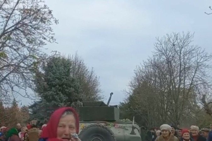 Vídeo mostra idosa chorando após chegada de soldados ucranianos 