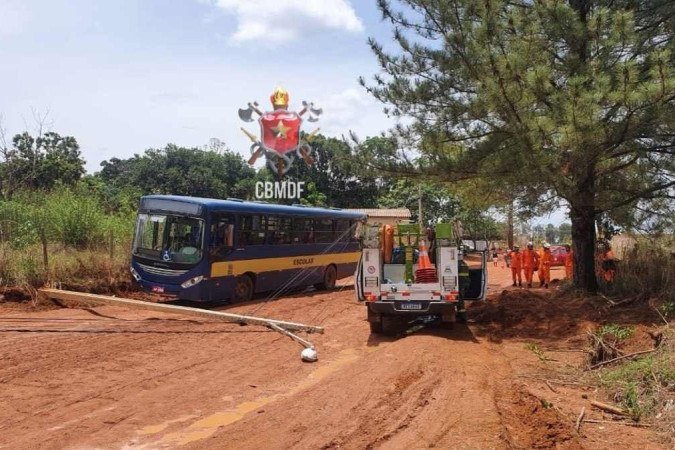 Um ônibus escolar com 22 crianças colidiu com um poste na região do Assentamento Rural 26 de Setembro, nesta sexta-feira (11/11) - (crédito: Divulgação/CBMDF) Um ônibus escolar com 22 crianças colidiu com um poste na região do Assentamento Rural 26 de Setembro, nesta sexta-feira (11/11) - (crédito: Divulgação/CBMDF)