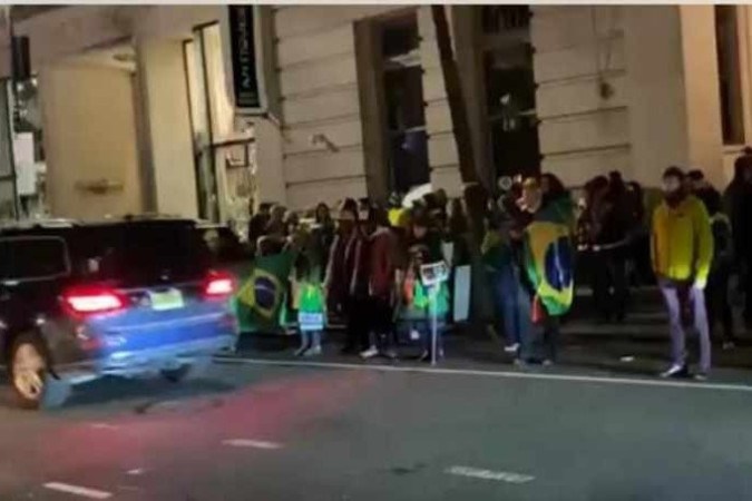 Bolsonaristas fazem manifestação em frente a hotel de ministros em NY