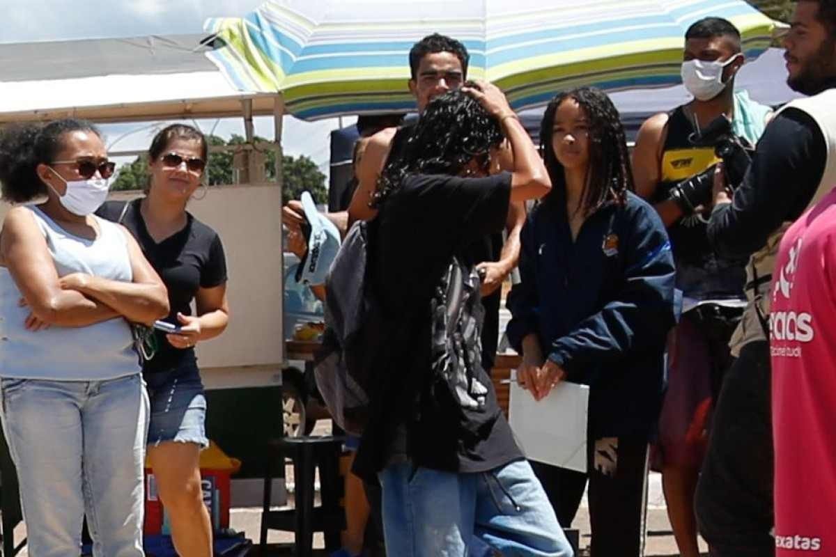 A reportagem presenciou duas pessoas, uma menina e um menino, que desceram correndo no momento em que os portões da Universidade fecharam