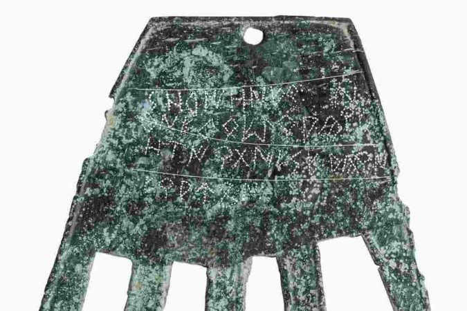 Esta imagem do folheto, divulgada pelo Governo de Navarra em 14 de novembro de 2022, mostra A Mão de Irulegi, uma descoberta arqueológica encontrada no sítio arqueológico de Irulegi em Laquidain, perto de Pamplona. - A mão de bronze de mais de 2.000 anos encontrada no sítio arqueológico de Irulegi, a sudeste de Pamplona, ??traz o texto mais antigo conhecido em basco e foi feita para ser colocada nas portas das casas para protegê-las do infortúnio. Ele mostra cinco palavras, a primeira das quais foi identificada como "sorioneku", semelhante a "zorioneko" em basco moderno, que significa "de boa sorte, de bom presságio" - (crédito: Handout / NAVARRA GOVERNMENT / AFP) Esta imagem do folheto, divulgada pelo Governo de Navarra em 14 de novembro de 2022, mostra A Mão de Irulegi, uma descoberta arqueológica encontrada no sítio arqueológico de Irulegi em Laquidain, perto de Pamplona. - A mão de bronze de mais de 2.000 anos encontrada no sítio arqueológico de Irulegi, a sudeste de Pamplona, ??traz o texto mais antigo conhecido em basco e foi feita para ser colocada nas portas das casas para protegê-las do infortúnio. Ele mostra cinco palavras, a primeira das quais foi identificada como "sorioneku", semelhante a "zorioneko" em basco moderno, que significa "de boa sorte, de bom presságio" - (crédito: Handout / NAVARRA GOVERNMENT / AFP)