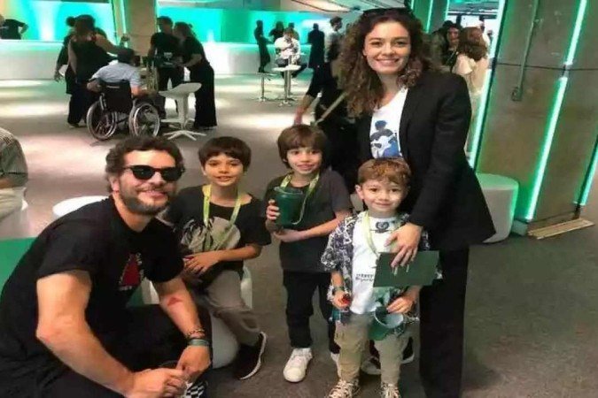 O casal Daniel Oliveira e Sophie Charlotte, que aproveitou os momentos antes do show para interagir com as crianças Otto, Moises e Joaquim - (crédito: Helvécio Carlos/EM/D.A.Press) O casal Daniel Oliveira e Sophie Charlotte, que aproveitou os momentos antes do show para interagir com as crianças Otto, Moises e Joaquim - (crédito: Helvécio Carlos/EM/D.A.Press)