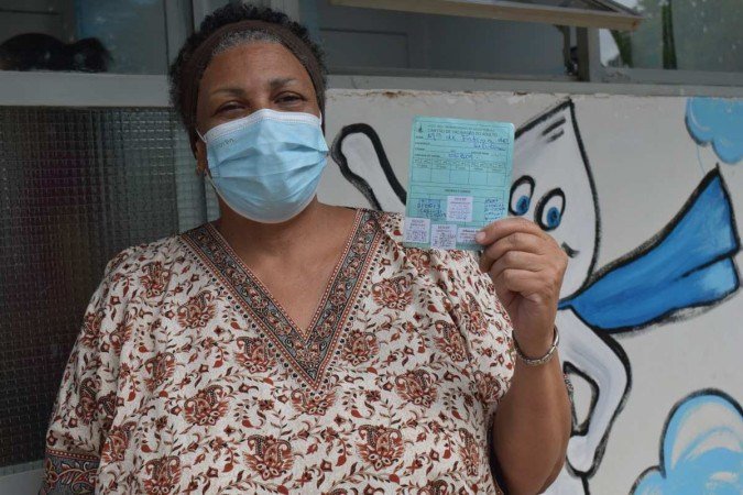 Maria de Fátima da Silveira, dona de casa, tomou a primeira dose de reforço e a quarta dose da vacina - (crédito: Mariana Lins) Maria de Fátima da Silveira, dona de casa, tomou a primeira dose de reforço e a quarta dose da vacina - (crédito: Mariana Lins)