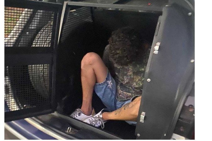 Os dois criminosos foram presos em flagrante pela PMDF - (crédito: PMDF/Divulgação) Os dois criminosos foram presos em flagrante pela PMDF - (crédito: PMDF/Divulgação)