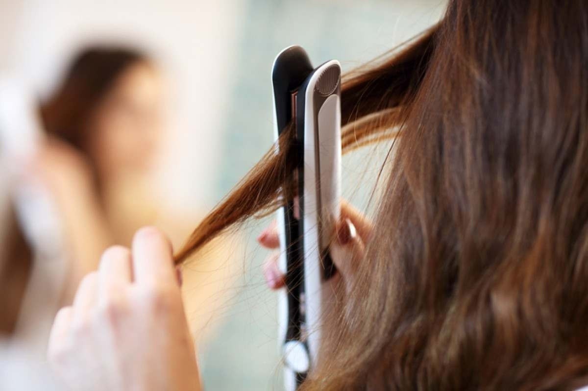 Mulher prende cabelo em máquina de costura e tem que cortá-lo para se salvar