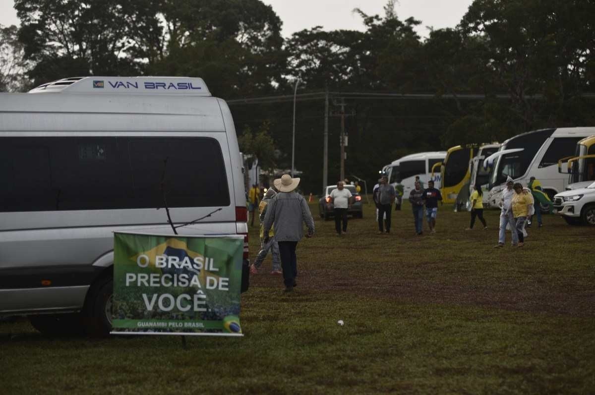 Bolsonaristas ficam sem luz em acampamento no QG do Exército; veja vídeo