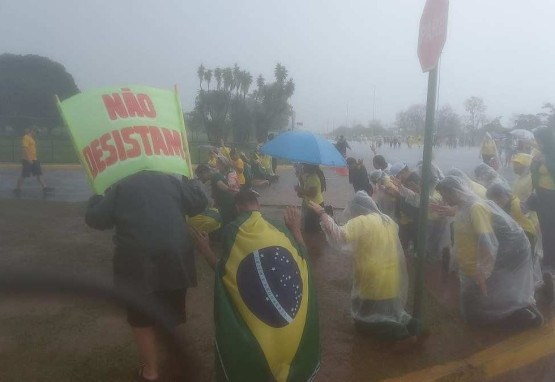 Vídeo: bolsonaristas rezam debaixo de forte chuva no QG do Exército