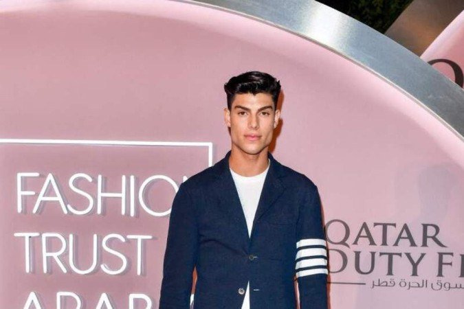 O modelo usou a peça como forma de discordância das leis do país, que considera a homossexualidade crime.
