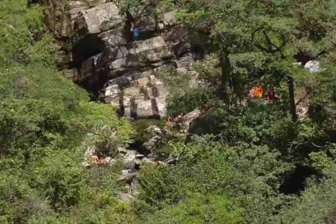 Helicóptero do Corpo de Bombeiros sobrevoou a região da Cachoeira Véu da Noiva para resgatar grupo ilhado - (crédito: Cristina Horta/Estado de Minas) Helicóptero do Corpo de Bombeiros sobrevoou a região da Cachoeira Véu da Noiva para resgatar grupo ilhado - (crédito: Cristina Horta/Estado de Minas)