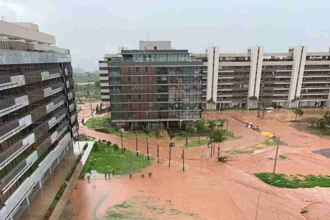 Em períodos de chuva, vários bairros, como é o caso do Noroeste, ficam com as vias alagadas dificultando a agem de veículos - (crédito: Cedido ao Correio) Em períodos de chuva, vários bairros, como é o caso do Noroeste, ficam com as vias alagadas dificultando a agem de veículos - (crédito: Cedido ao Correio)