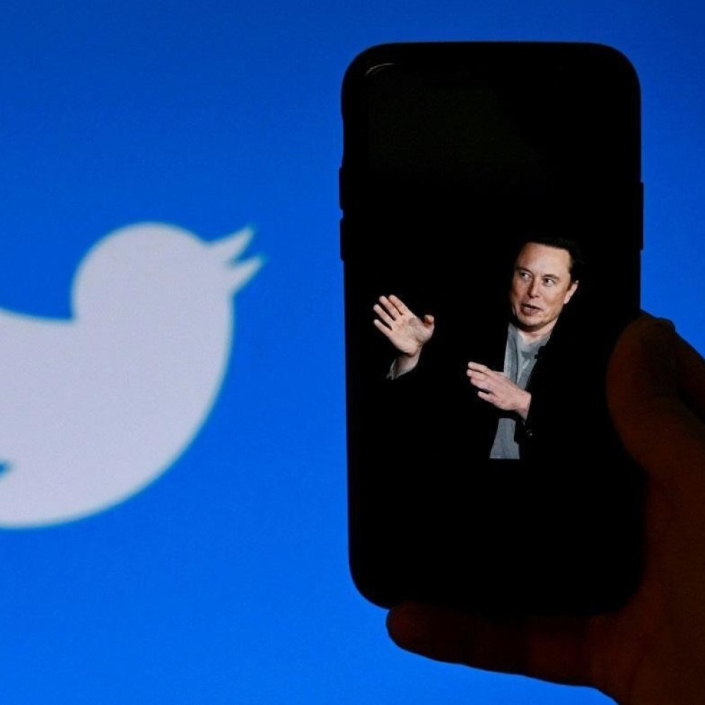 Sob comando de Musk, Twitter demite metade dos empregados e leva