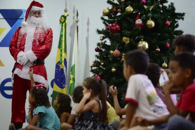 Papai Noel fala para alunos da Escola Classe Córrego do Meio, de Planaltina, durante lançamento do Papai Noel dos Correios 2022
