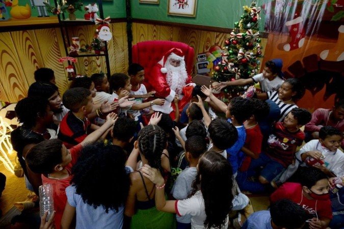 Papai Noel recebe os pedidos de alunos da Escola Classe Córrego do Meio, de Planaltina
