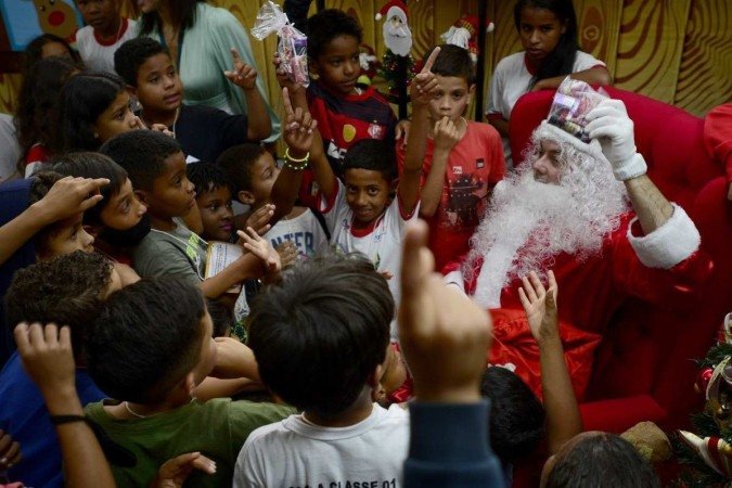 Papai Noel atende alunos da Escola Classe Córrego do Meio, de Planaltina
