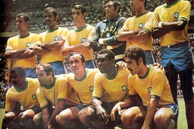 SeleÃ?Â§Ã?Â£o brasileira na Copa do Mundo de 1970.  Da esquerda para a direita, (em pÃ?Â©): Carlos Alberto Torres, Brito, Piazza, FÃ?Â©lix, Clodoaldo, Everaldo; (sentados): Jairzinho, GÃ?Â©rson, TostÃ?Â£o, PelÃ?Â© e Rivelino. 