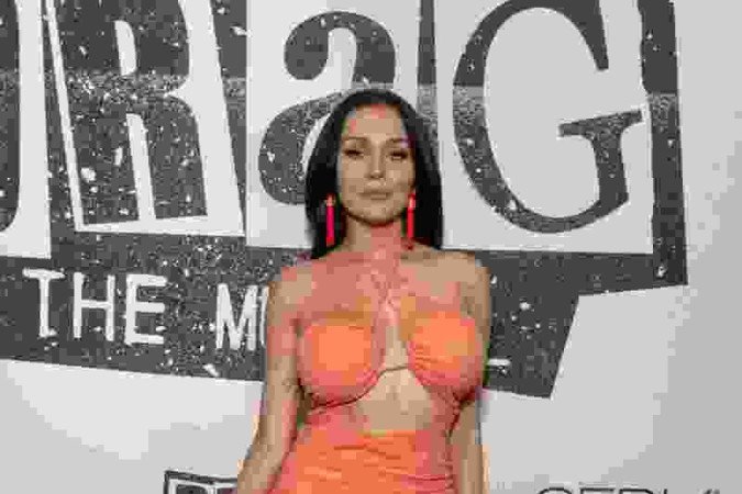 A modelo Courtney optou por um modelo curto e decotado