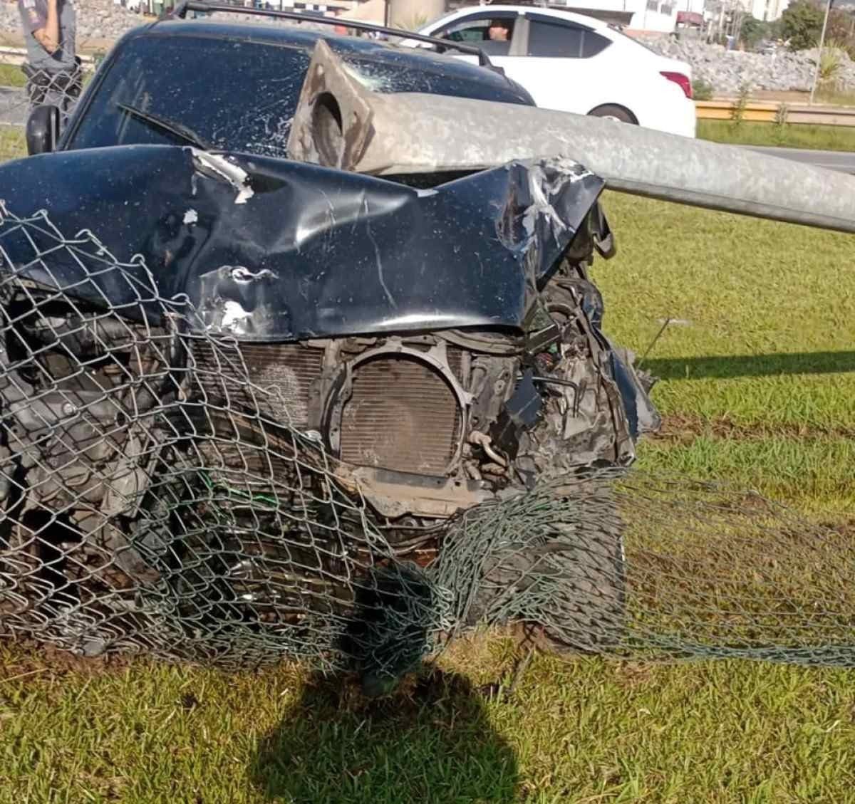 O carro dirigido pelo soldado do Exército atingiu Álvaro e Jéssica, derrubou dois postes de iluminação e destruiu parte do alambrado do local