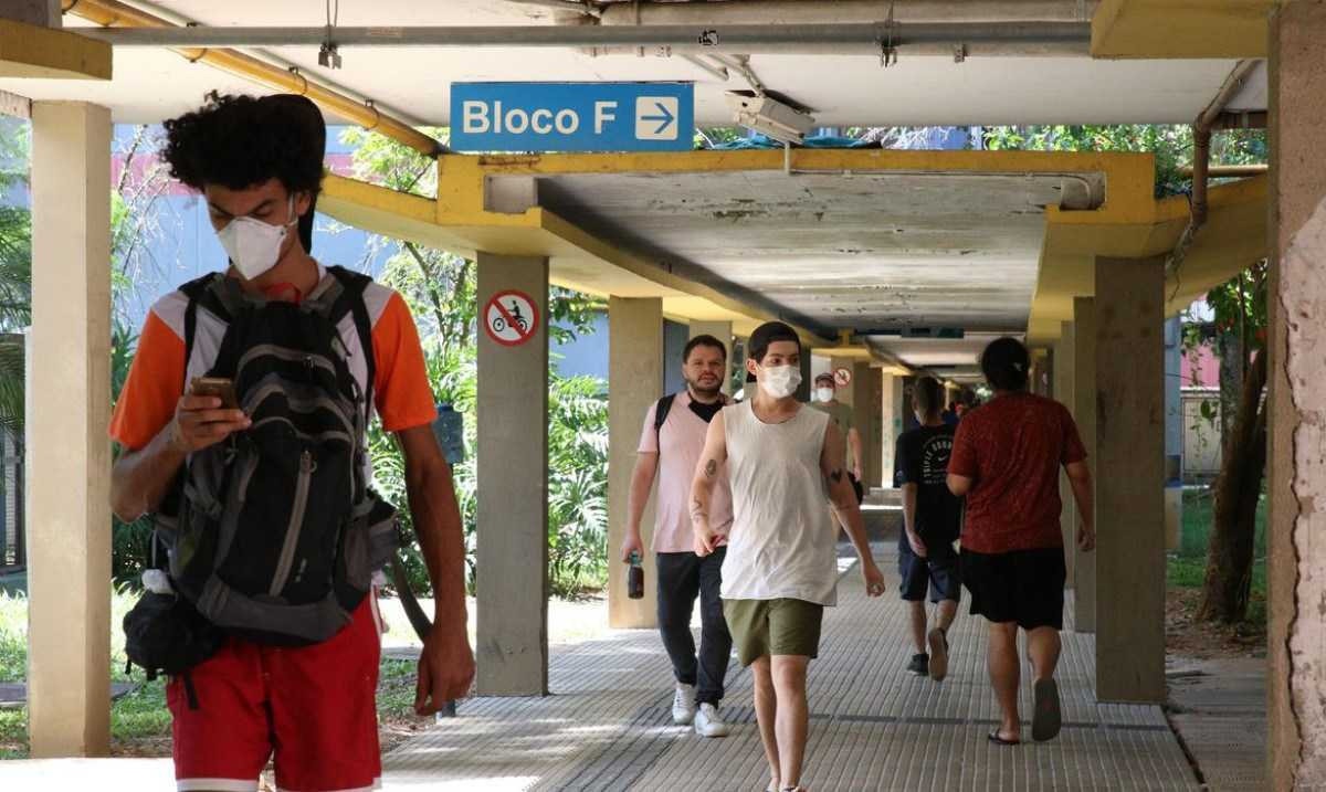 Uso de máscaras em ambientes fechados volta a ser obrigatório na USP