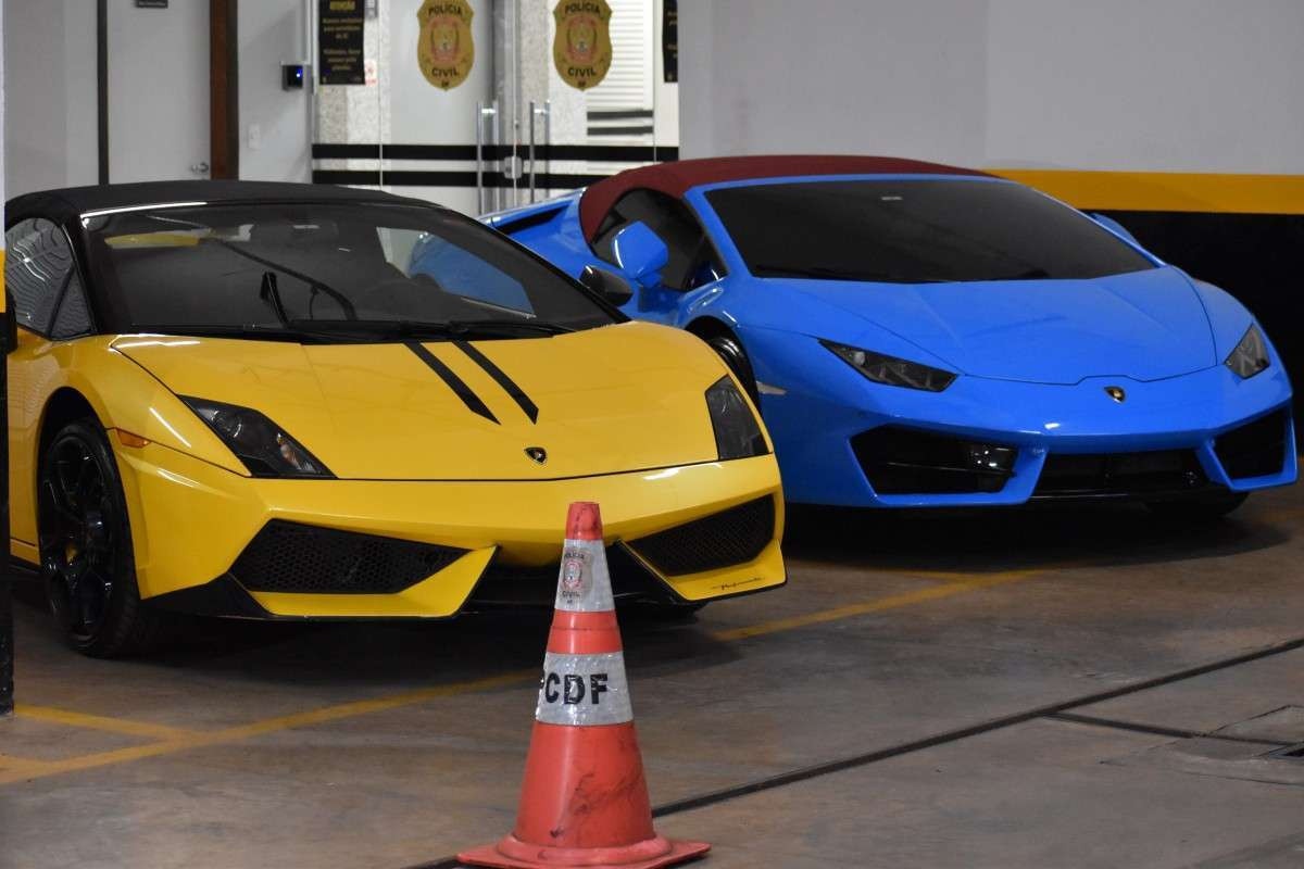 Influencer detido em operação contra rifas ilegais ostenta carros de luxo  nas redes