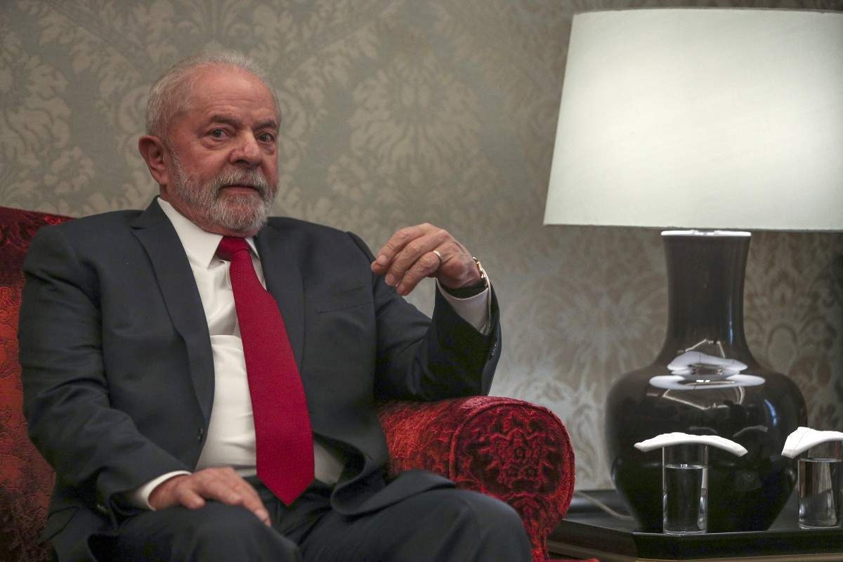 Lula tem alta de hospital em São Paulo após retirar lesão na laringe