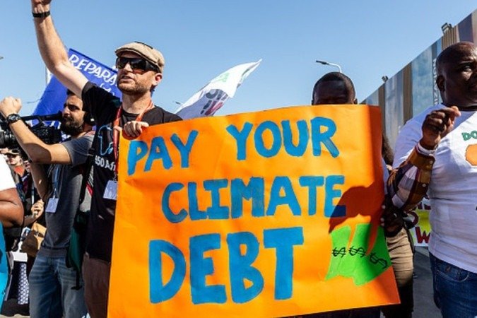 Ativistas fazem prostesto durante a COP27 e cobram que países 'paguem a dívida climática', como escrito e inglês no cartaz.
crédito: GETTY IMAGES
- Ativistas fazem prostesto durante a COP27 e cobram que países 'paguem a dívida climática', como escrito e inglês no cartaz.
crédito: GETTY IMAGES
-