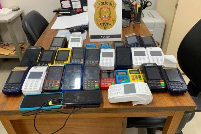 Os investigadores apreenderam 27 máquinas de cartão e dezenas de cartões de vítimas. - (crédito: Divulgação/PCDF) Os investigadores apreenderam 27 máquinas de cartão e dezenas de cartões de vítimas. - (crédito: Divulgação/PCDF)