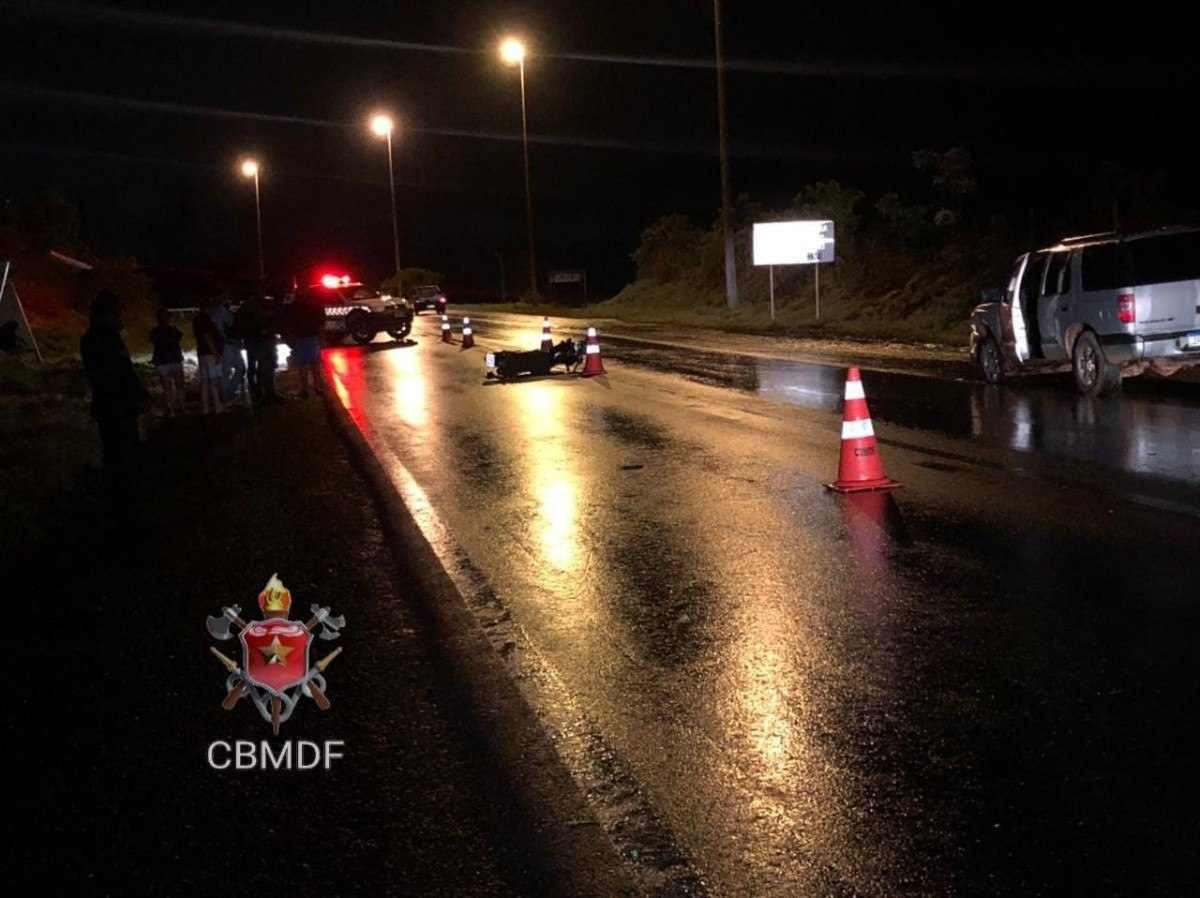 Motociclista morre após bater de frente com uma caminhonete, na DF-280