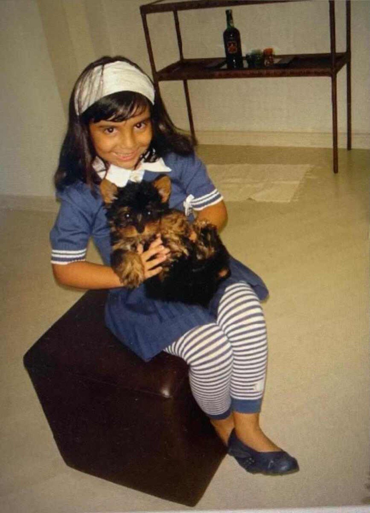 Laura, ainda na infância, com Snoopy Laura, ainda na infância, com Snoopy