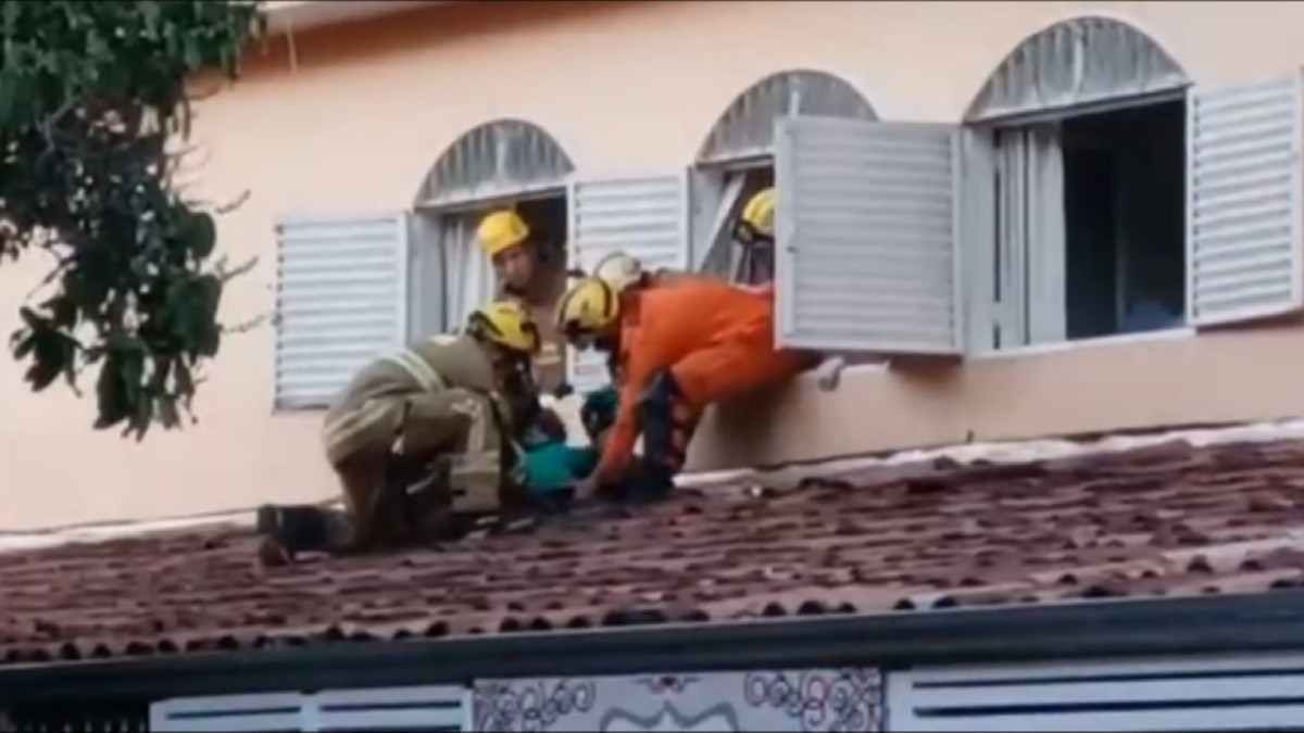 Mulher sobe em telhado da casa de Alexandre do Guará e bombeiros a retiram