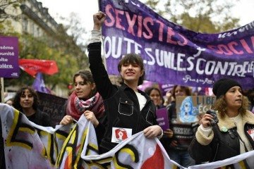 Manifestante cerra o punho durante protesto do coletivo feminista Nous Toutes, em Paris, contra a violência de gênero -  (crédito:  AFP)