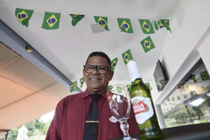  19/11/2022. Crédito: Minervino Júnior/CB/D.A Press. Brasil.  Brasilia - DF. Funcionários que estarão trabalhando no momento so jogo da seleção brasileira de futebol na Copa do Mundo. Francisco Chagas - garçon.