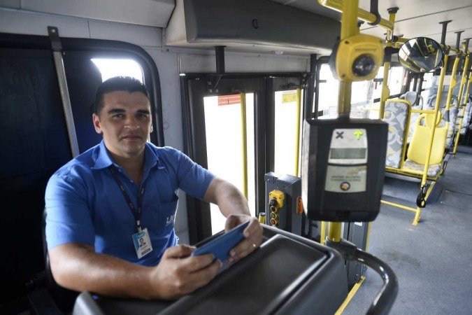  Vanderson, 32, cobrador: apoio do celular