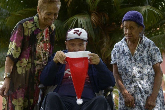 16/11/2022 Crédito: Carlos Vieira/CB. Cidades - Natal do Lar dos Vellhinhos Maria Madalena. Na Foto: José Isidoro dos Santos, Zuíla Magalhães e Margarida Alves de Sousa ( toca lilás)