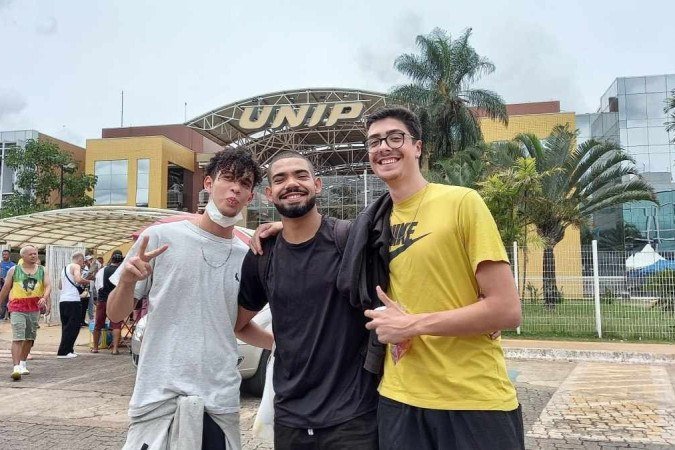 Amigos, Artur (D), Guilherme (E) e Samuel (C) fizeram o Enem juntos
